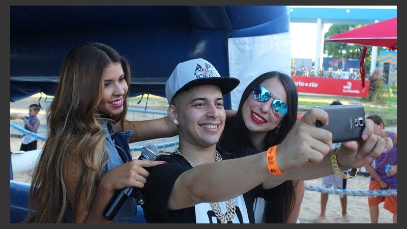 Lucho Beat, Victoria Escudero y Maira Luque posan para una selfie. 