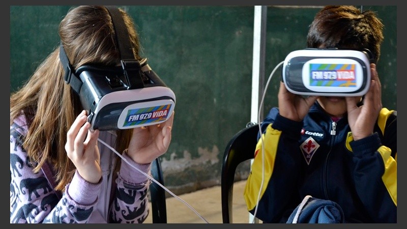 Juegos de realidad virtual. Chicos y grandes se animaron a probarlos.