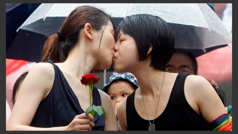 Una pareja se besa frente al Parlamento durante el debate, en la ciudad de Taipei.