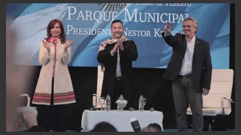 Cristina y Alberto, junto al intendente de Merlo.