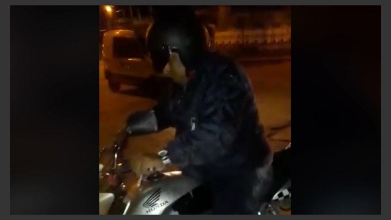 El hombre, en estado de ebriedad, quería desplazarse en una moto de Tránsito Municipal.