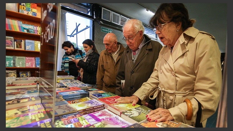 Arrancó este jueves la Feria del Libro Rosario en el Centro Cultural Roberto Fontanarrosa. 