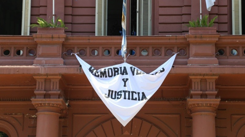 El municipio también colgó su pañuelo en el Palacio de los Leones.