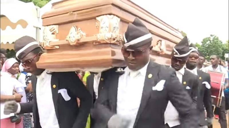 Una imagen de un funeral de Ghana presente en los memes.