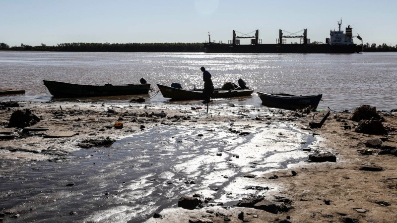 Los pescadores trabajan en el marco de una bajante histórica del río Paraná.