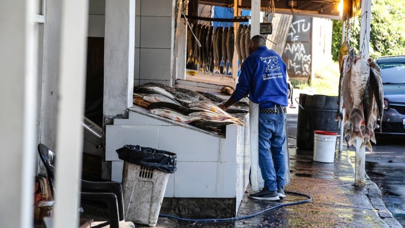 Un trabajador limpia los pescados en uno de los puestos de La Florida.