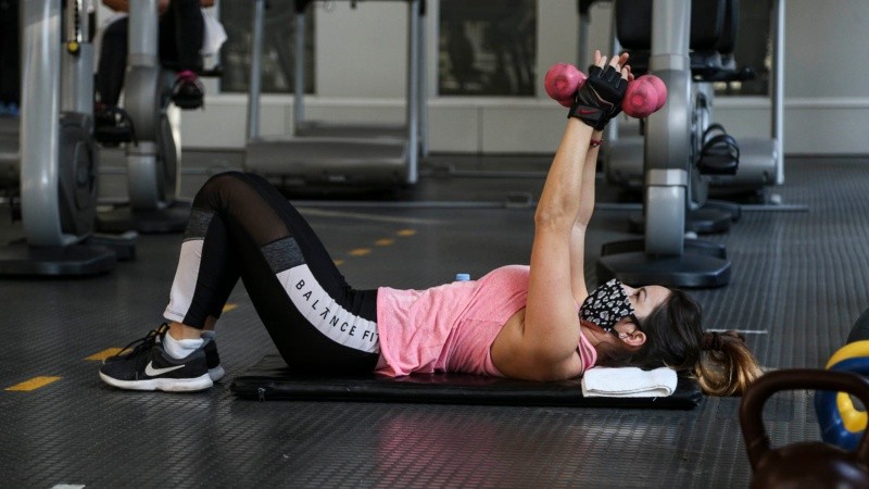 Una joven levanta pesas este martes por la mañana en un gimnasio céntrico.