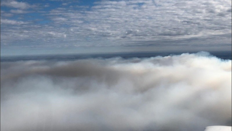 Humo irrespirable: imágenes aéreas del fuego en las islas frente a Rosario.