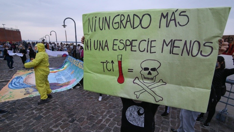 Los manifestantes portaron carteles para reclamar el cese del fuego en el humedal.
