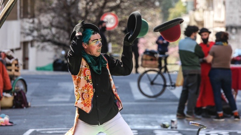 Artistas callejeros de Rosario se manifestaron con una varieté frente a la Municipalidad.