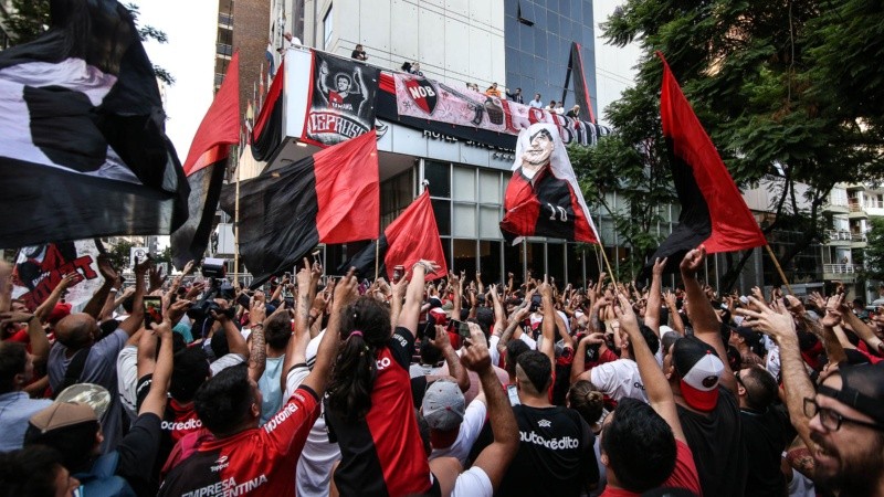 El 14 de febrero, un día antes del partido contra Central, Diego se encontró con los hinchas de Newell´s en un hotel céntrico.