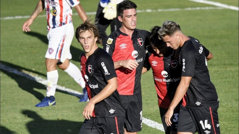 Cacciabue, en pleno festejo del primer gol del partido.