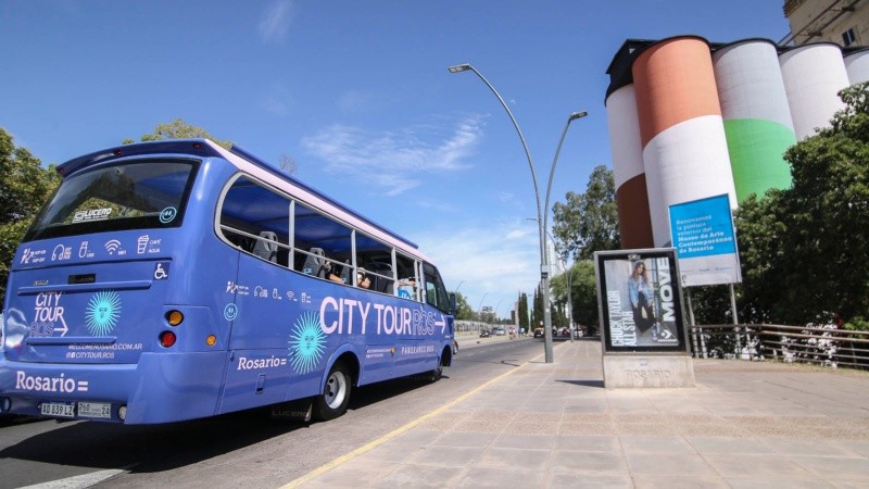 Los flamantes buses recorren los puntos más atractivos de Rosario.