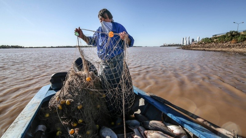 Juan Carlos hace 38 años que es pescador y a pesar de la pandemia sale a trabajar. Es una de las actividades permitidas.