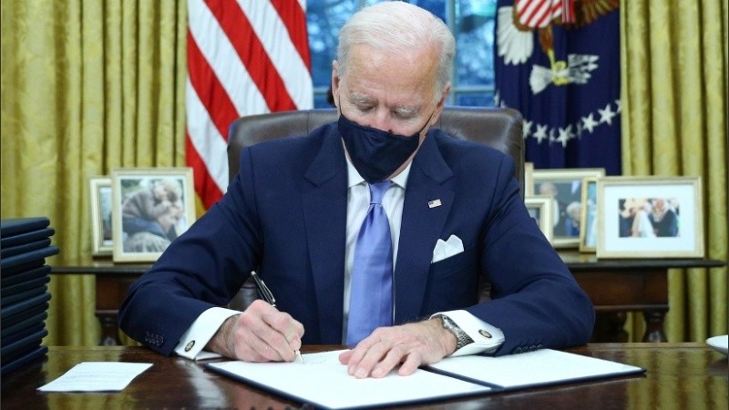 Biden firmó decretos para que su país vuelva al Acuerdo de París y también para evitar la salida de la OMS. 