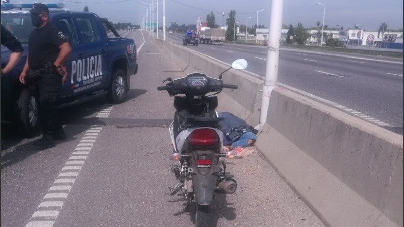 El conductor de la moto quedó tendido en avenida Circunvalación.