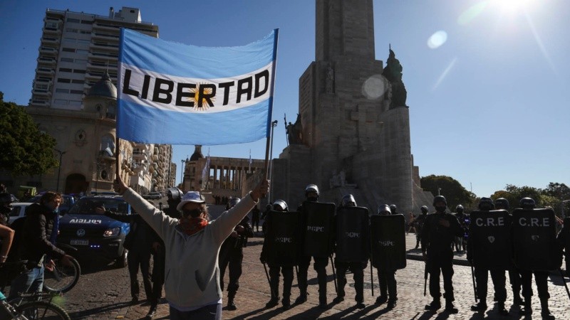 La Policía de Rosario montó un operativo en el Monumento donde hubo detenidos.