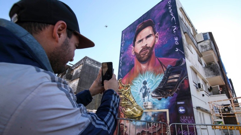 Fanáticos de Messi se acercaron al mural este jueves para sacarse una foto. 