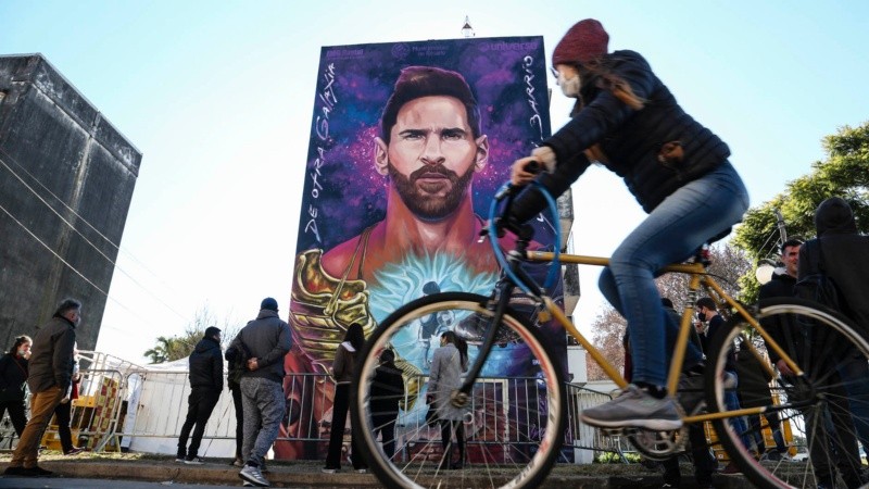 El mural de Messi fue inaugurado este jueves al mediodía en Buenos Aires y Azara. 