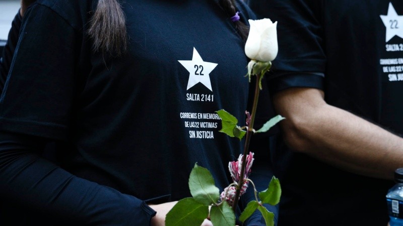 Se colocaron flores en las cruces con nombres de las víctimas.