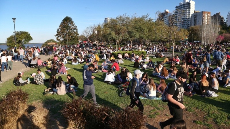 Gran presencia de gente en los espacios verdes.