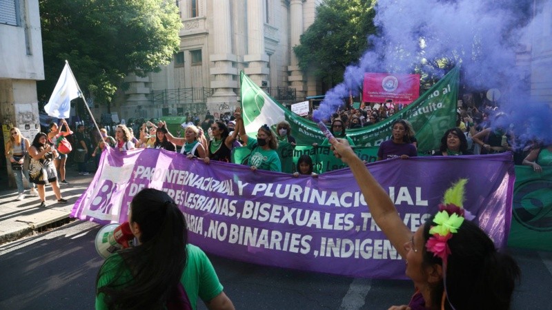 Miles de mujeres marcharon por las calles de Rosario este martes por la tarde. 