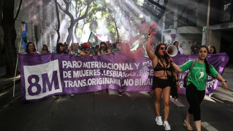 Miles de mujeres marcharon por las calles de Rosario este martes por la tarde. 