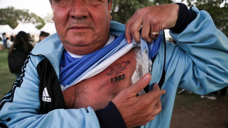 Un hombre que se tatuó las Malvinas en el pecho.