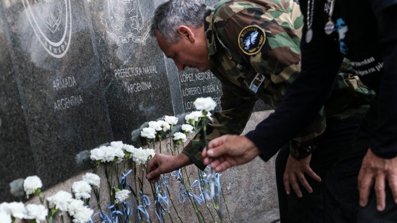 Veteranos y familiares dejaron ofrendas para los caídos, a 40 años de la guerra.