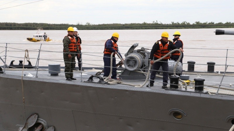 Los trabajos por parte de la tripulación para amarrar el buque frente al Monumento a la Bandera.