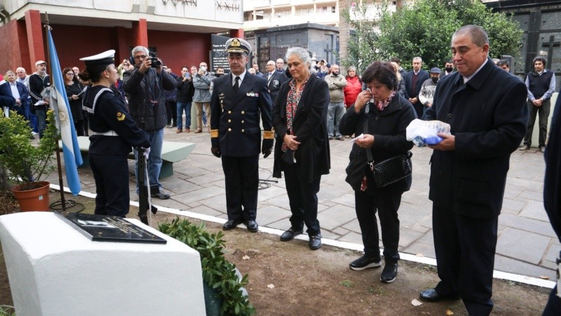 El emotivo acto en homenaje al cabo rosarino Felipe Gallo este lunes en el cementerio El Salvador.