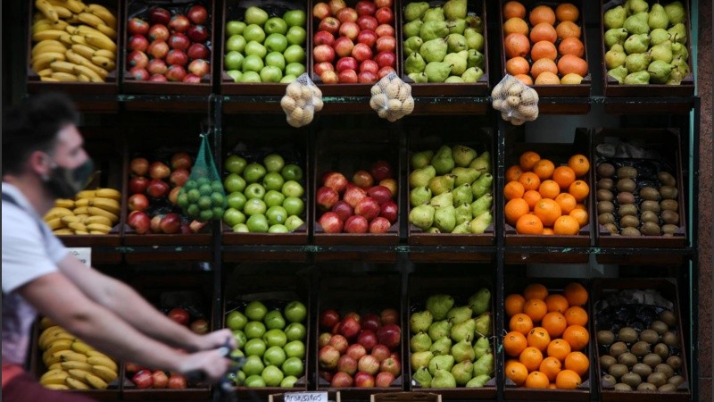Por las frutas y verduras el consumidor pagó 3,7 veces más.
