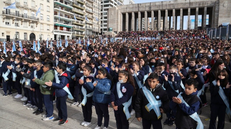 El esperado regreso de la jura de la bandera por miles de chicos y chicas en el Monumento.