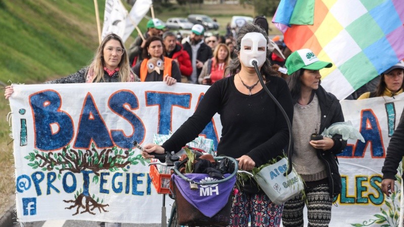 La protesta de ambientalistas en la cabecera del puente Rosario Victoria. 
