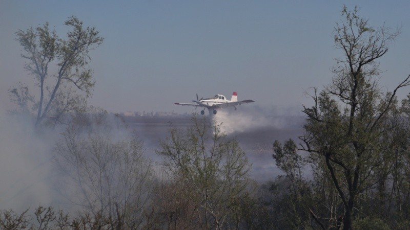 Un avión hidrante en el KM 14 de la ruta para sofocar el fuego. 