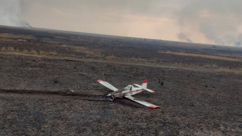 El avión luego del aterrizaje de de emergencia, en medio de un paisaje que parece de película