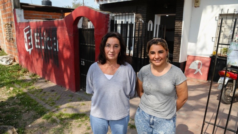 Silvia y Ayelén en la puerta de la Ética, Somoza al 3000.