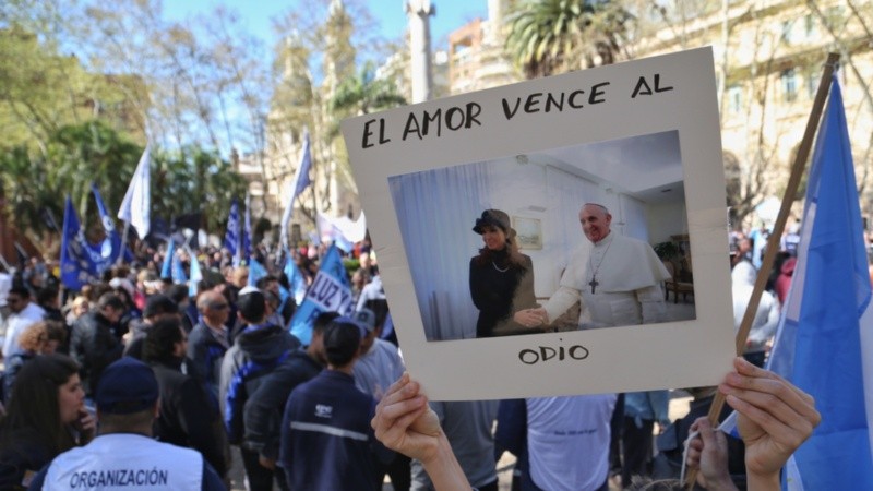 Una de los carteles en la marcha en Rosario de este viernes en repudio al ataque a Cristina.