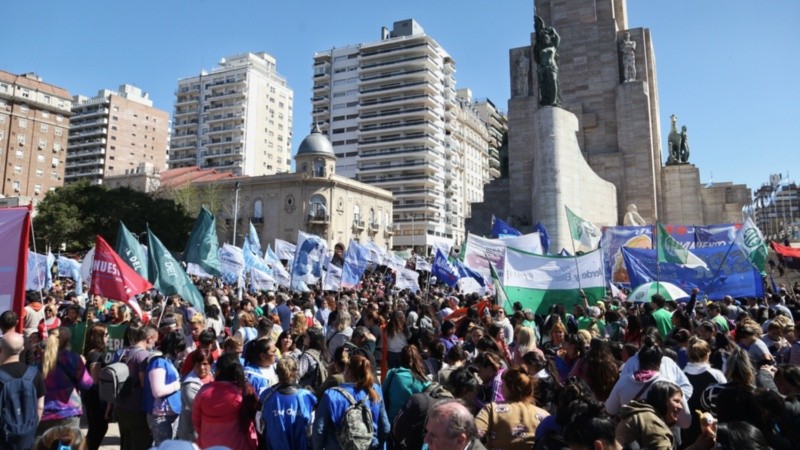 Hubo masivas marchas tras la conmoción que generó el atentado contra Cristina.