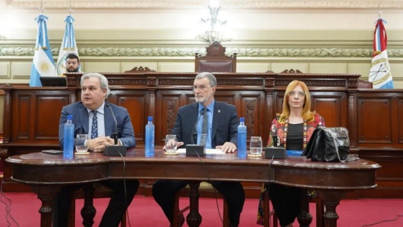 Rimoldi y Ana Morel, en la Legislatura junto al presidente de Diputados, Pablo Farías.