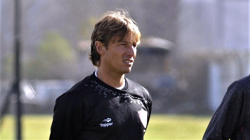 El ex defensor debutó y se retiró como jugador rojinegro.