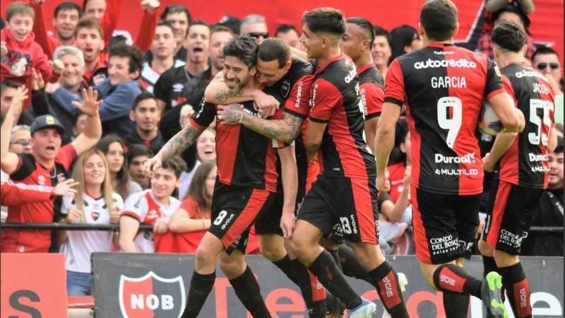 Pérez y sus compañeros celebran el golazo del capitán en el duelo de Newell's contra Godoy Cruz del pasado 27 de agosto.