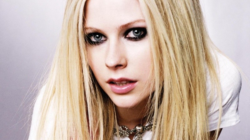 La cantante canadiense Avril Lavigne fue una de las referentes en cabello y maquillaje a comienzos del 2000