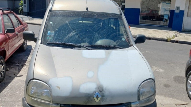 El vehículo usado por los delincuentes para el robo.