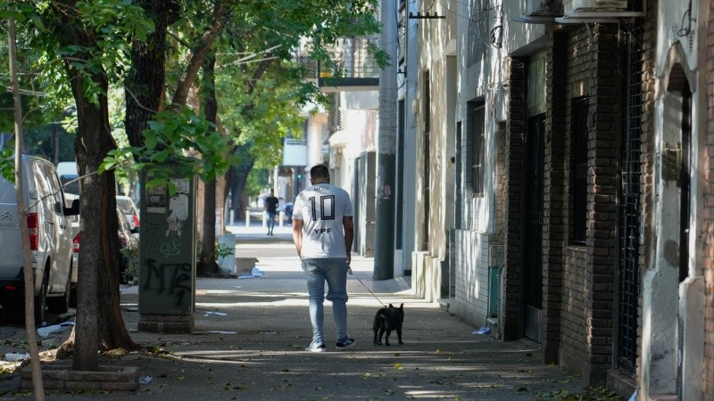 Un hombre pasea con su perro con la camiseta del 10.