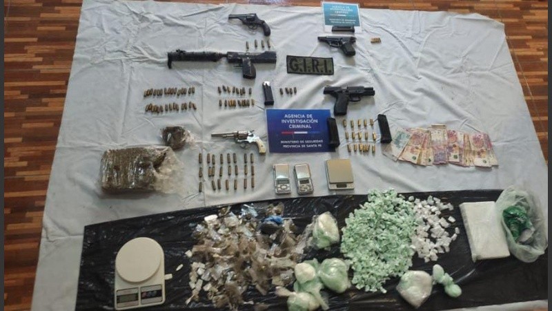 El armamento y la droga secuestrada en Ayala Gauna al 7950.