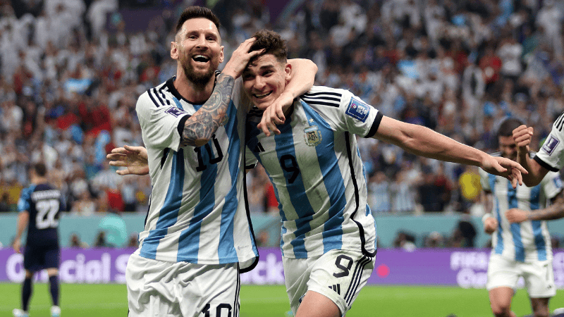 Messi y Julián Álvarez, los protagonistas del nuevo paso hacia la final.