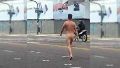 Salió a correr desnudo, provocó un caos en el tránsito y terminó detenido