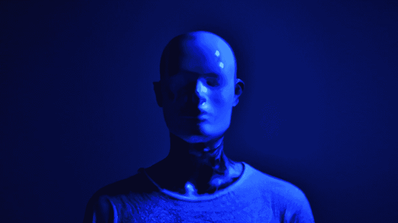 “Una fotografía de metahumanos con un humano en un fondo azul intenso minimalista