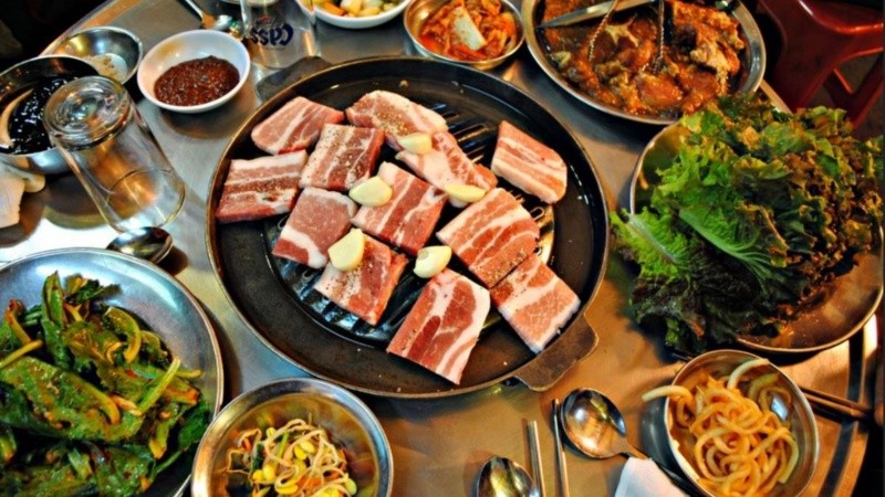 También es conocido como barbacoa coreana, parrillada coreana o Korean BBQ 